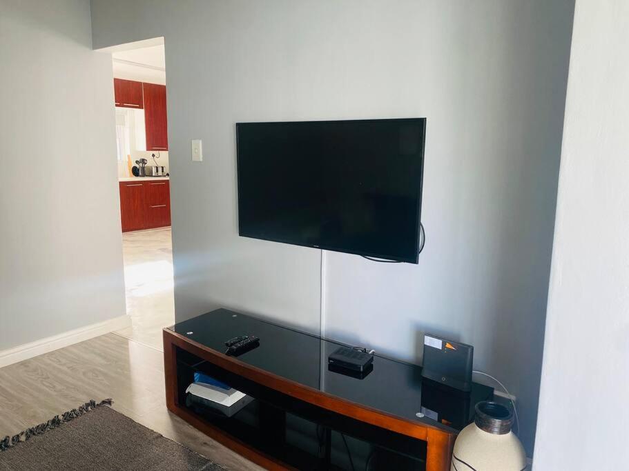 Serene Escape- 5min from Grand West Casino & Canal Walk view 4