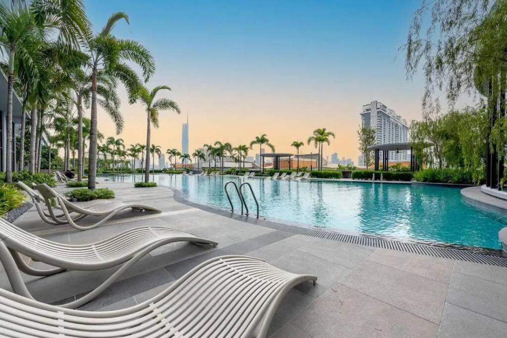 Trion Kuala Lumpur KLCC view L65 2br 2bth