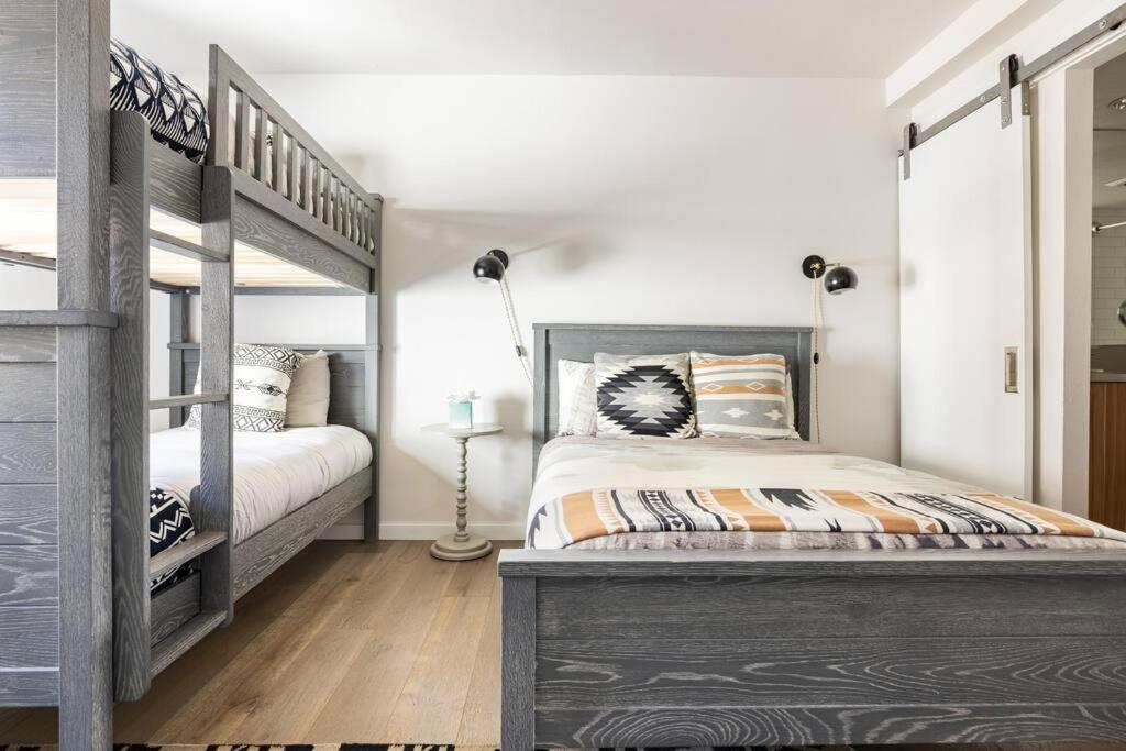 Top Floor Condo! DIiscount via What aspp! Mountainside! check the number from the photos ! view 5
