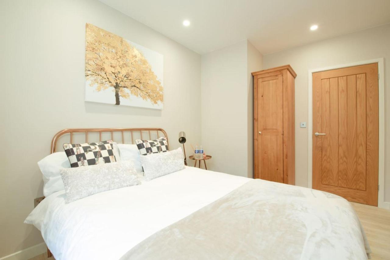 Elegant Epsom Flat in Period Building view 2