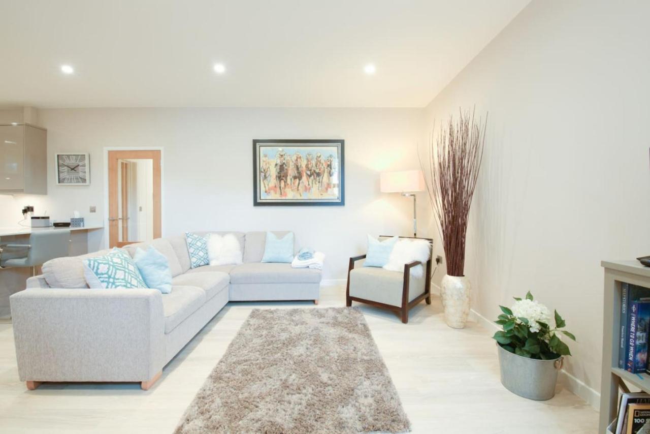 Elegant Epsom Flat in Period Building view 4