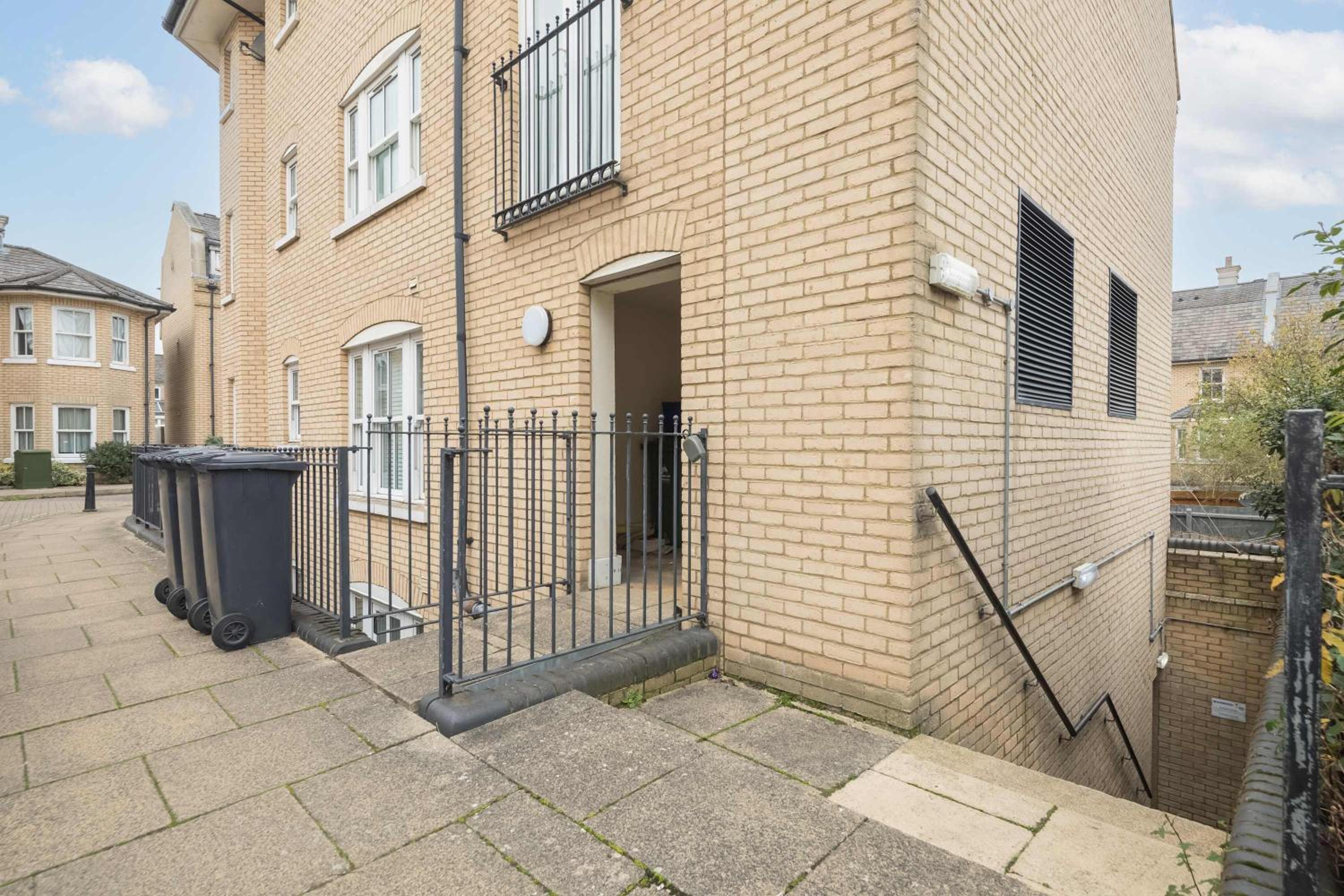 Fabulous Central 3Bed Apt - With Parking view 2