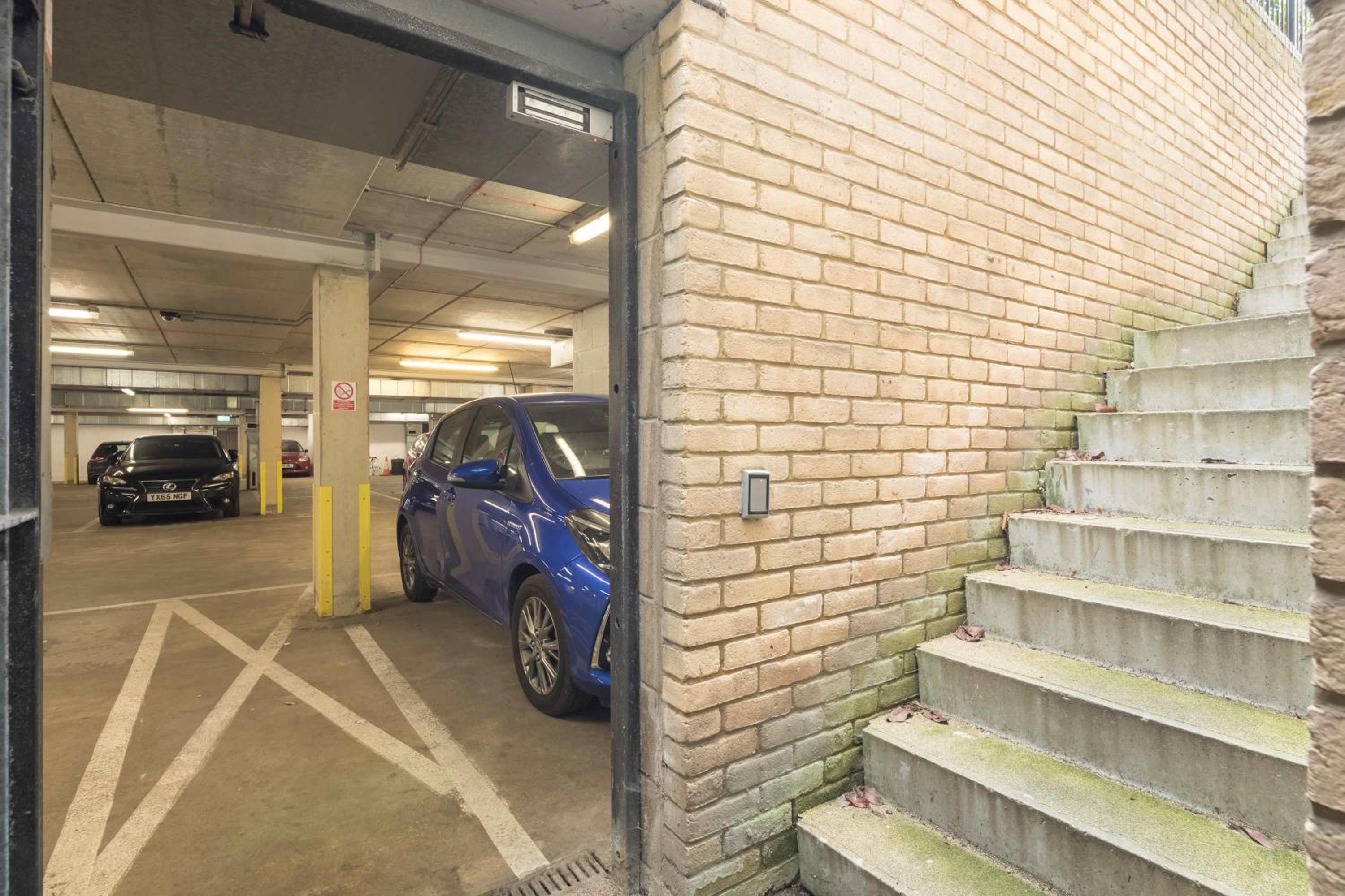 Fabulous Central 3Bed Apt - With Parking view 3