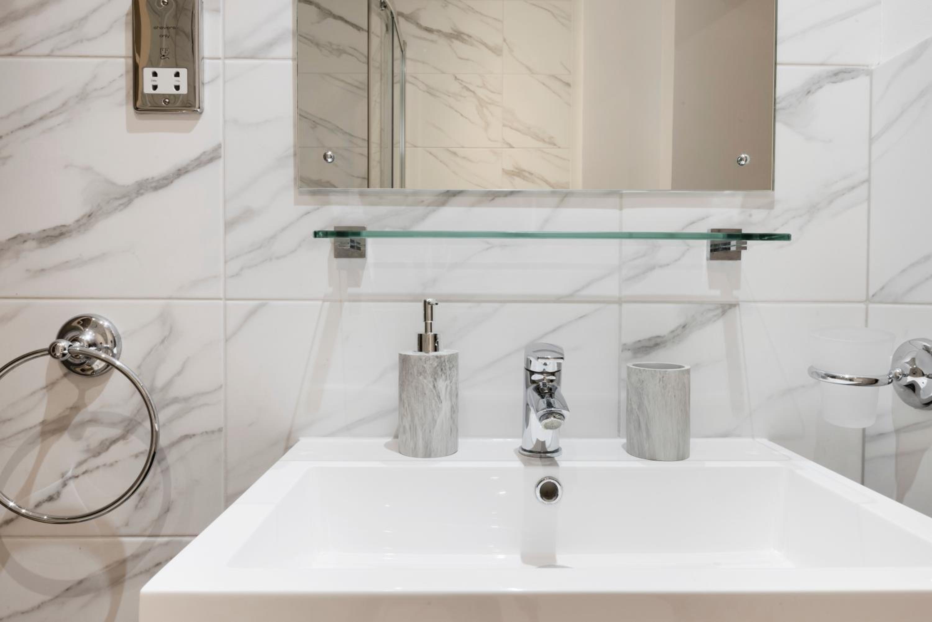 Farringdon Penthouse Spacious 3 Bedroom 2 Bath