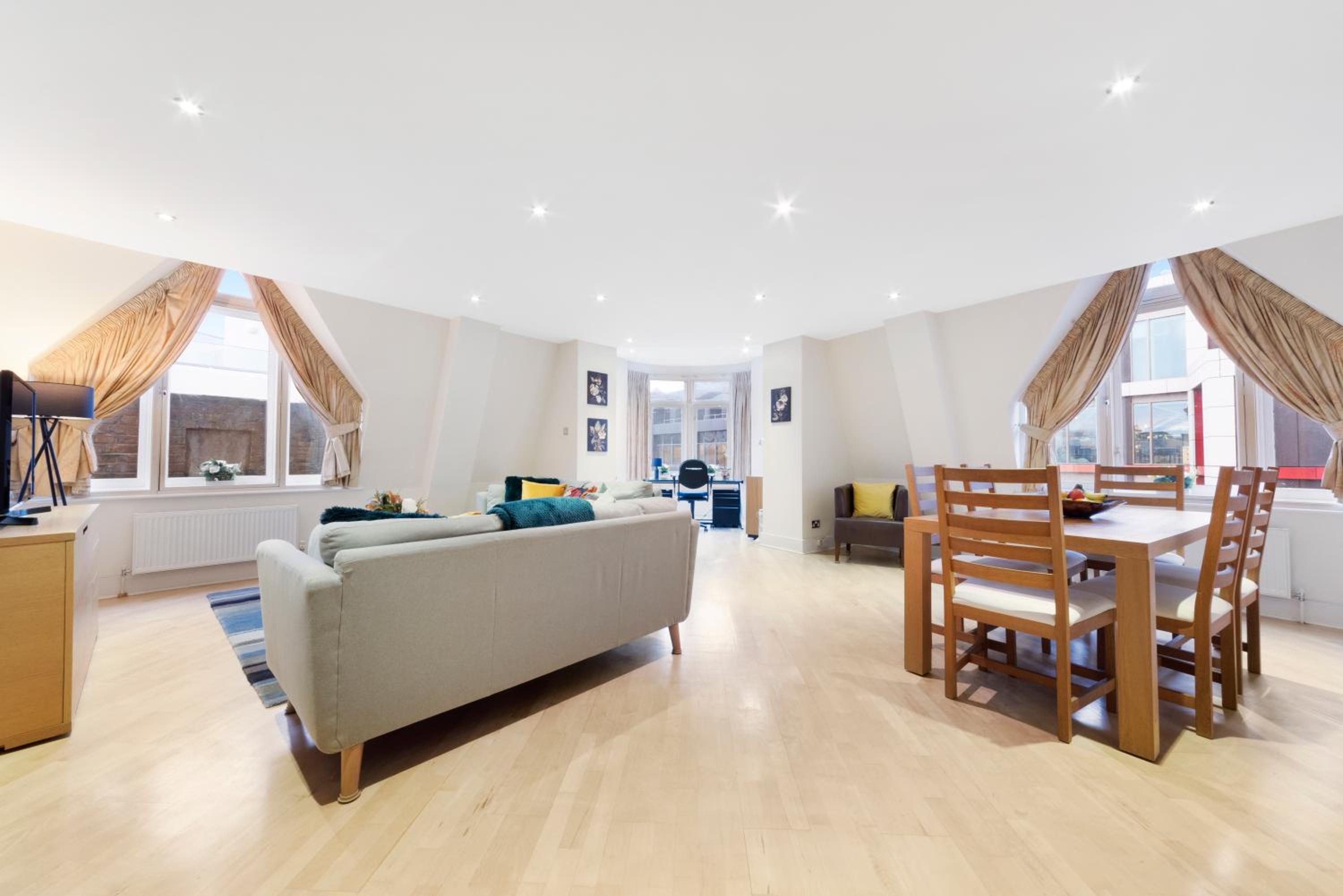 Farringdon Penthouse Spacious 3 Bedroom 2 Bath