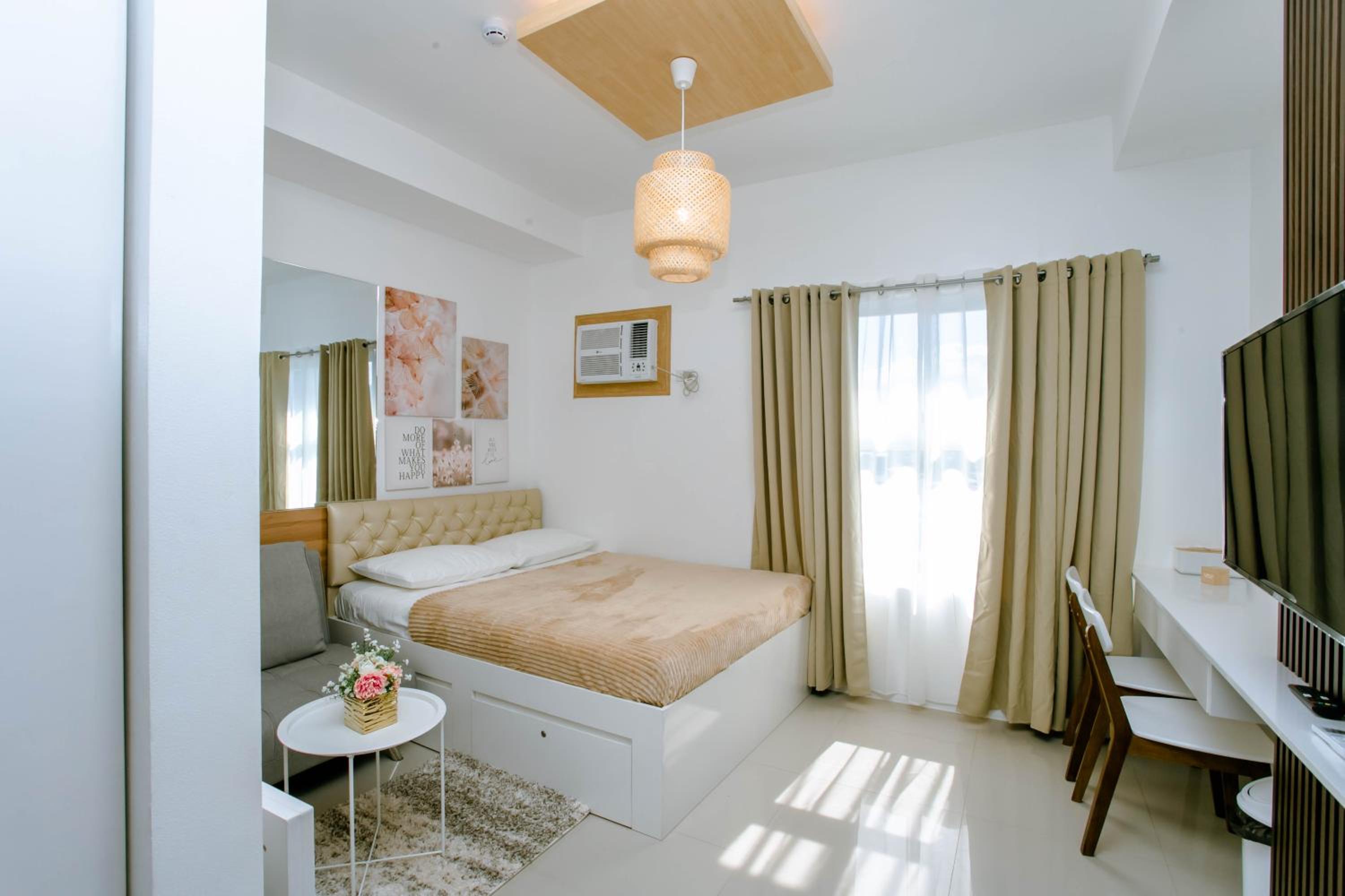 Cebu Staycation Minimalist Studio with Rooftop Pool and Netflix