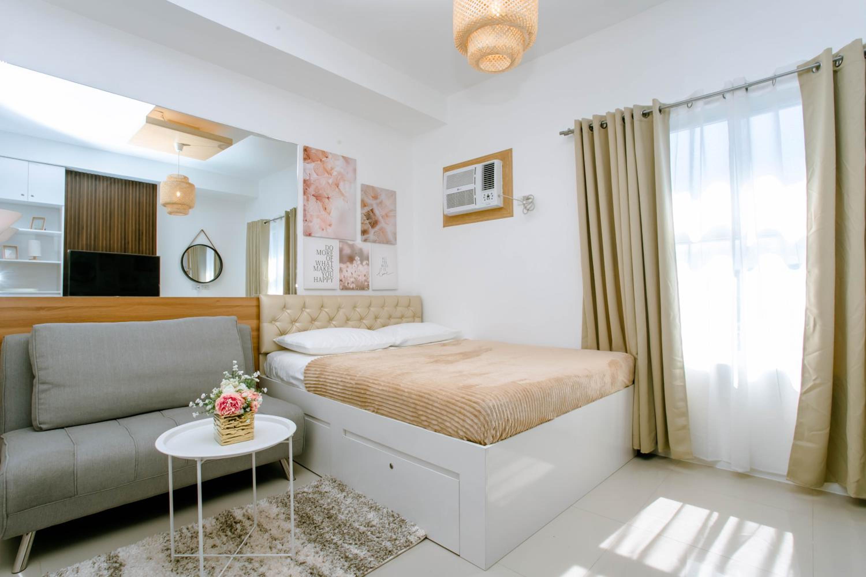 Cebu Staycation Minimalist Studio with Rooftop Pool and Netflix