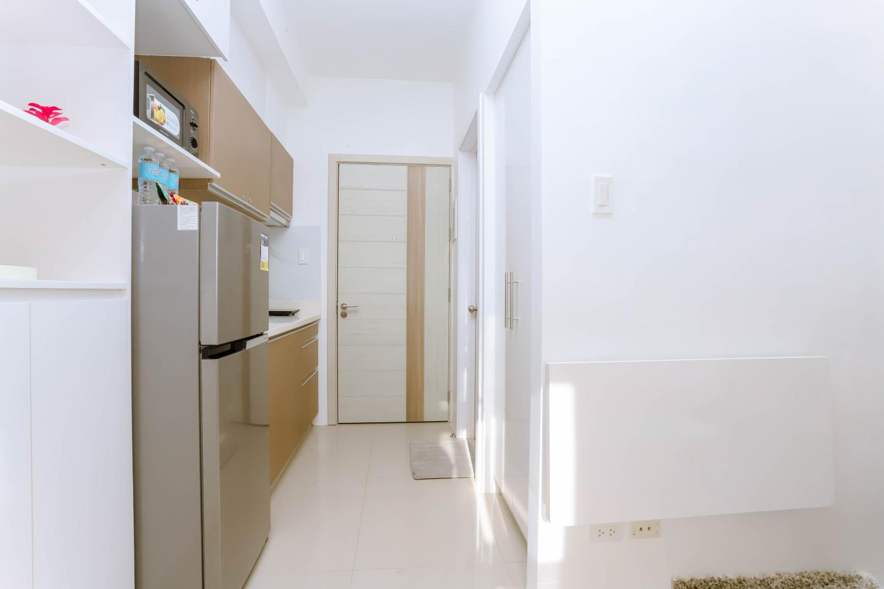 Cebu Staycation Minimalist Studio with Rooftop Pool and Netflix