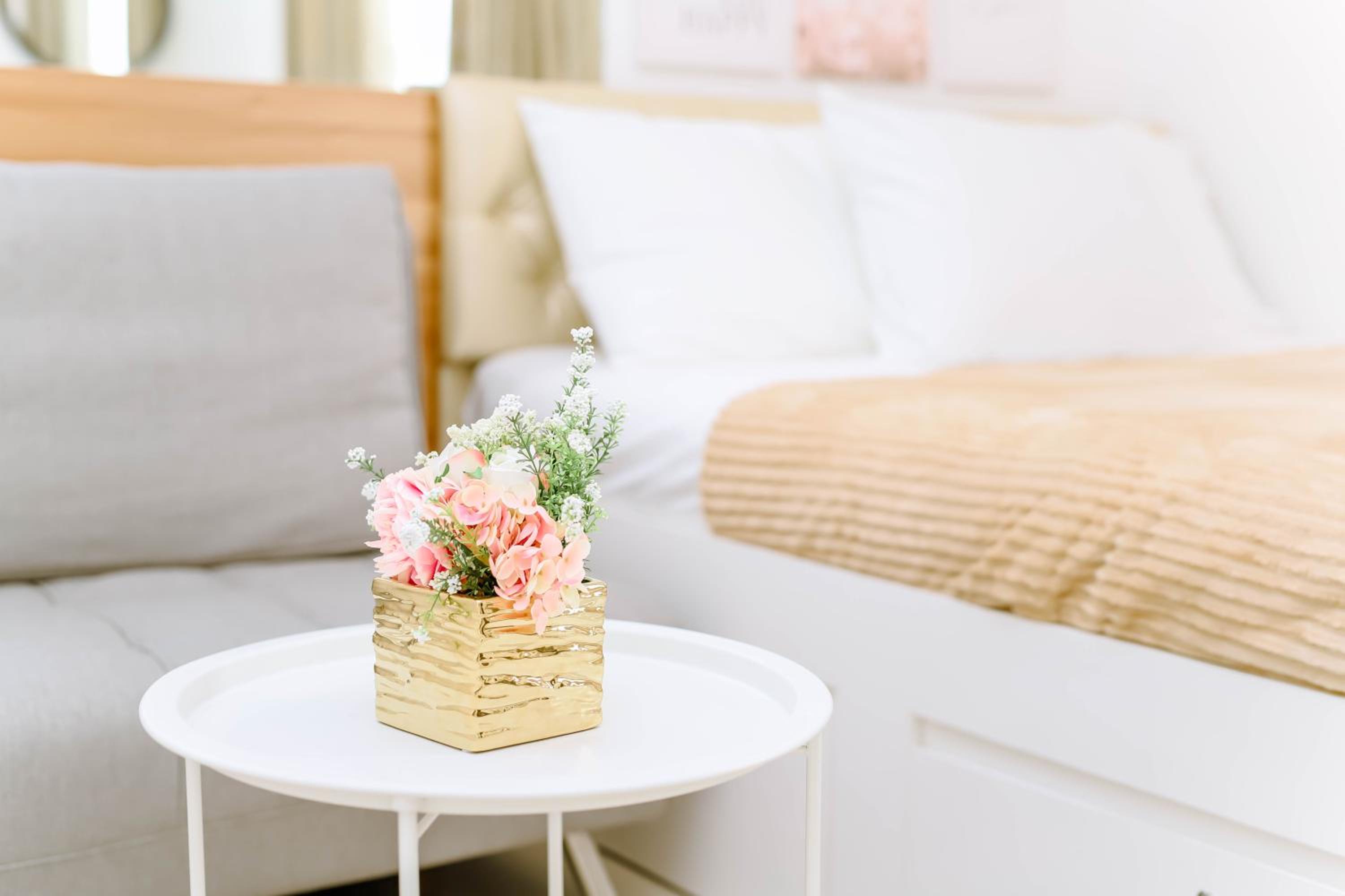 Cebu Staycation Minimalist Studio with Rooftop Pool and Netflix