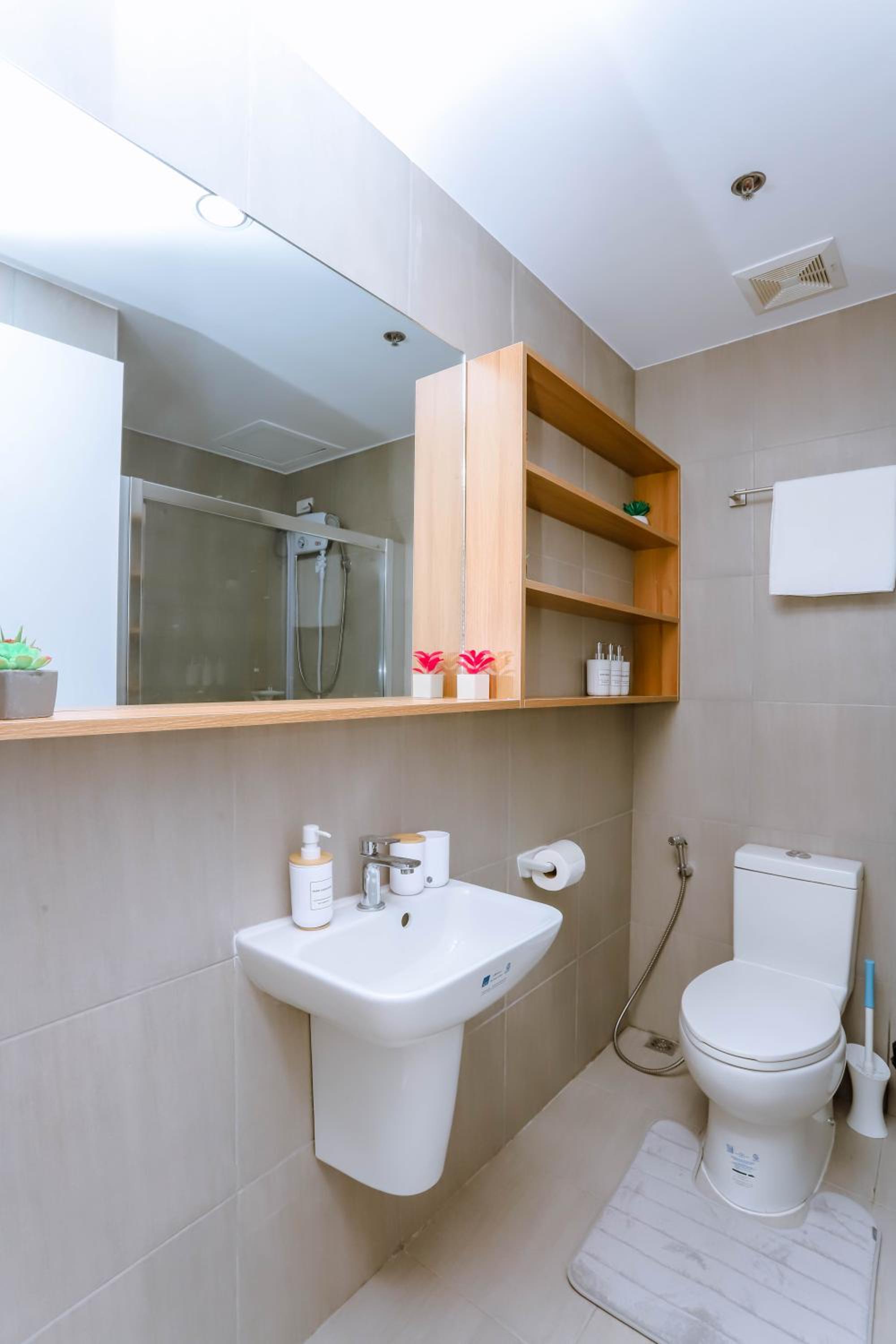 Cebu Staycation Minimalist Studio with Rooftop Pool and Netflix