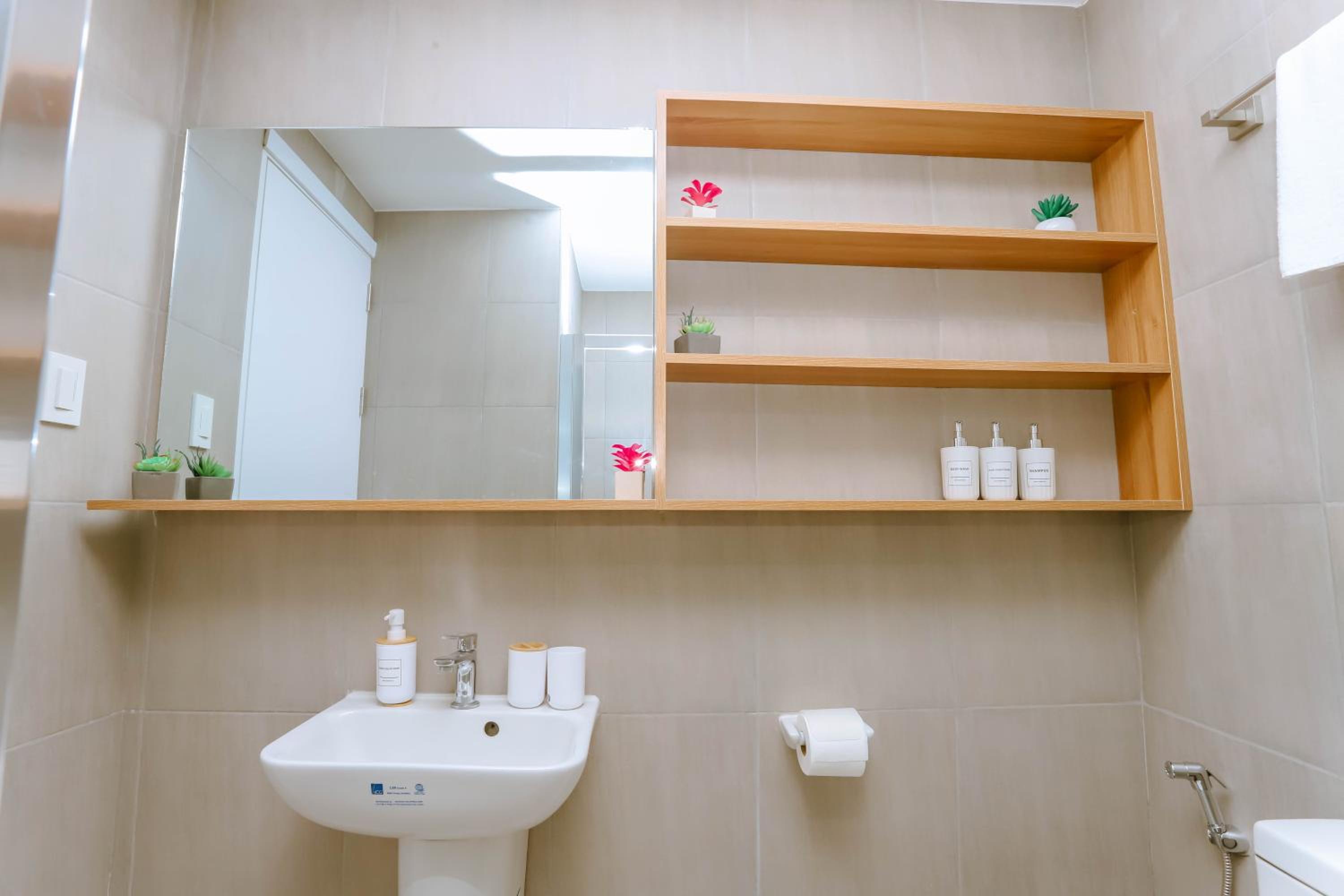 Cebu Staycation Minimalist Studio with Rooftop Pool and Netflix