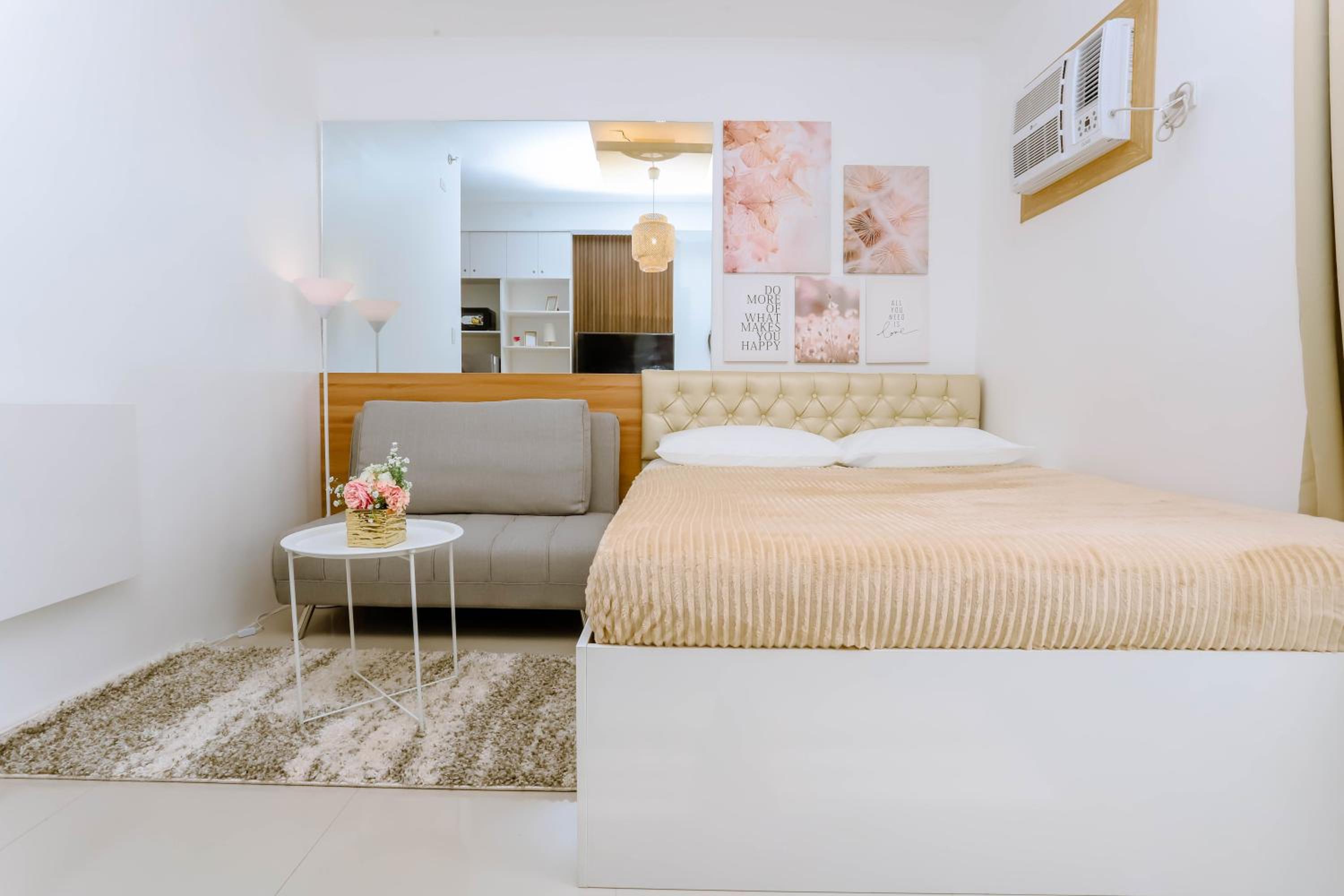Cebu Staycation Minimalist Studio with Rooftop Pool and Netflix