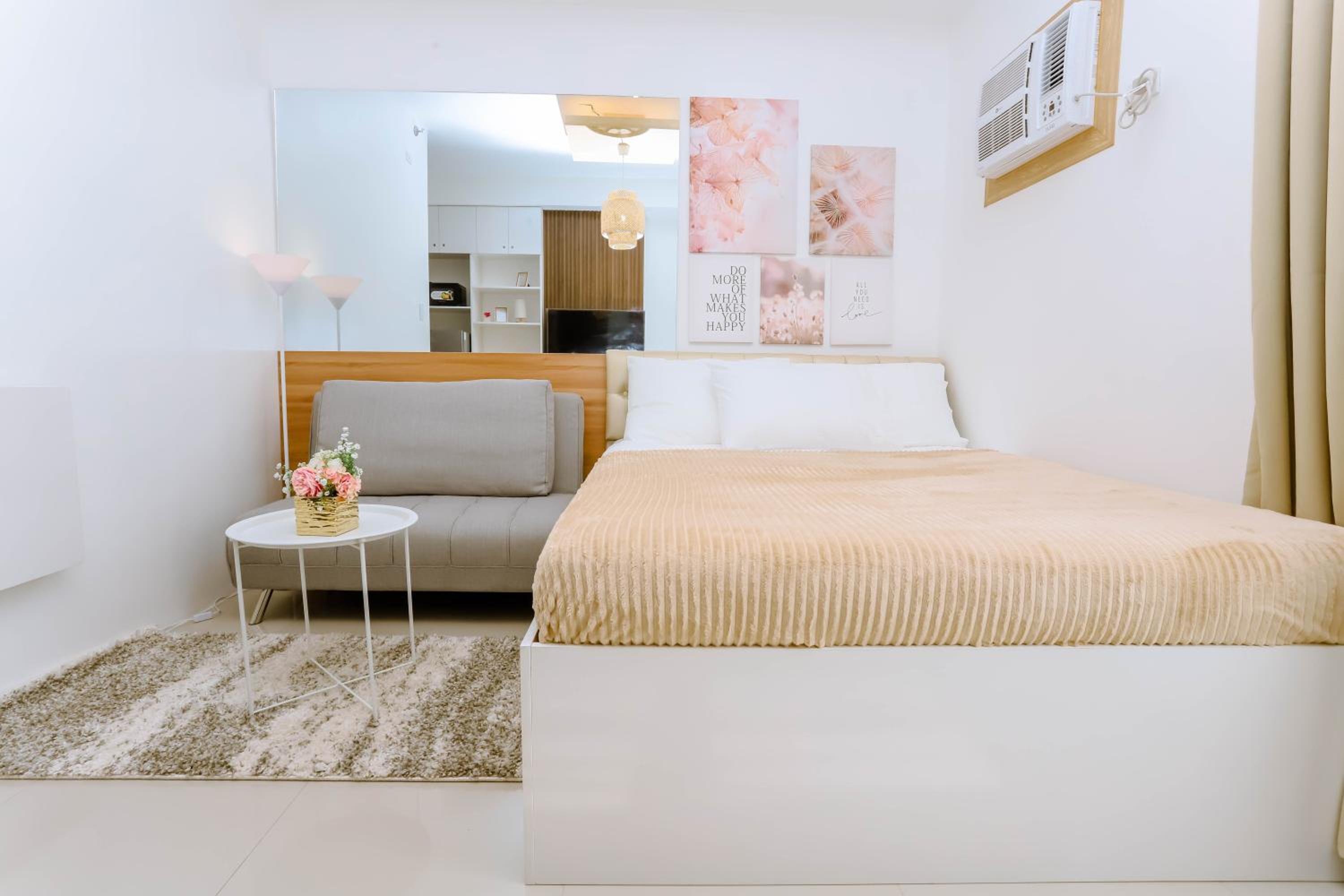 Cebu Staycation Minimalist Studio with Rooftop Pool and Netflix