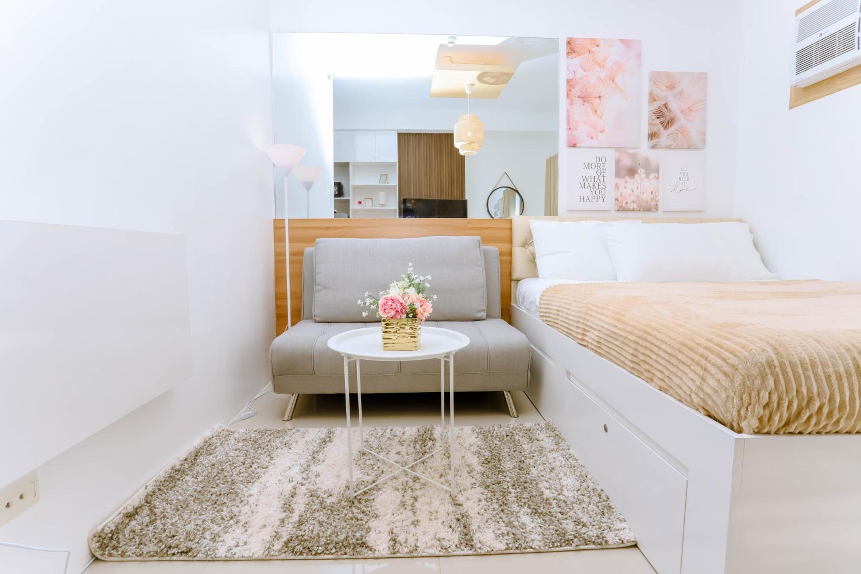 Cebu Staycation Minimalist Studio with Rooftop Pool and Netflix