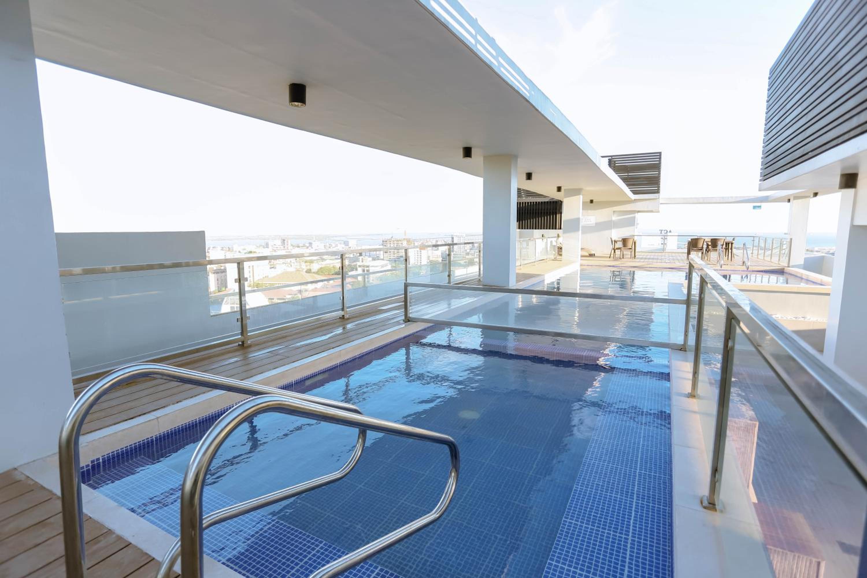 Cebu Staycation Minimalist Studio with Rooftop Pool and Netflix