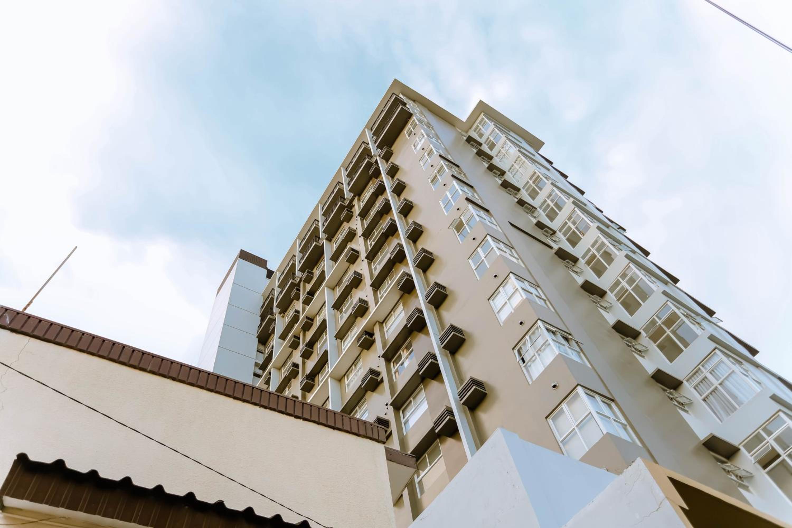 Cebu Staycation Minimalist Studio with Rooftop Pool and Netflix