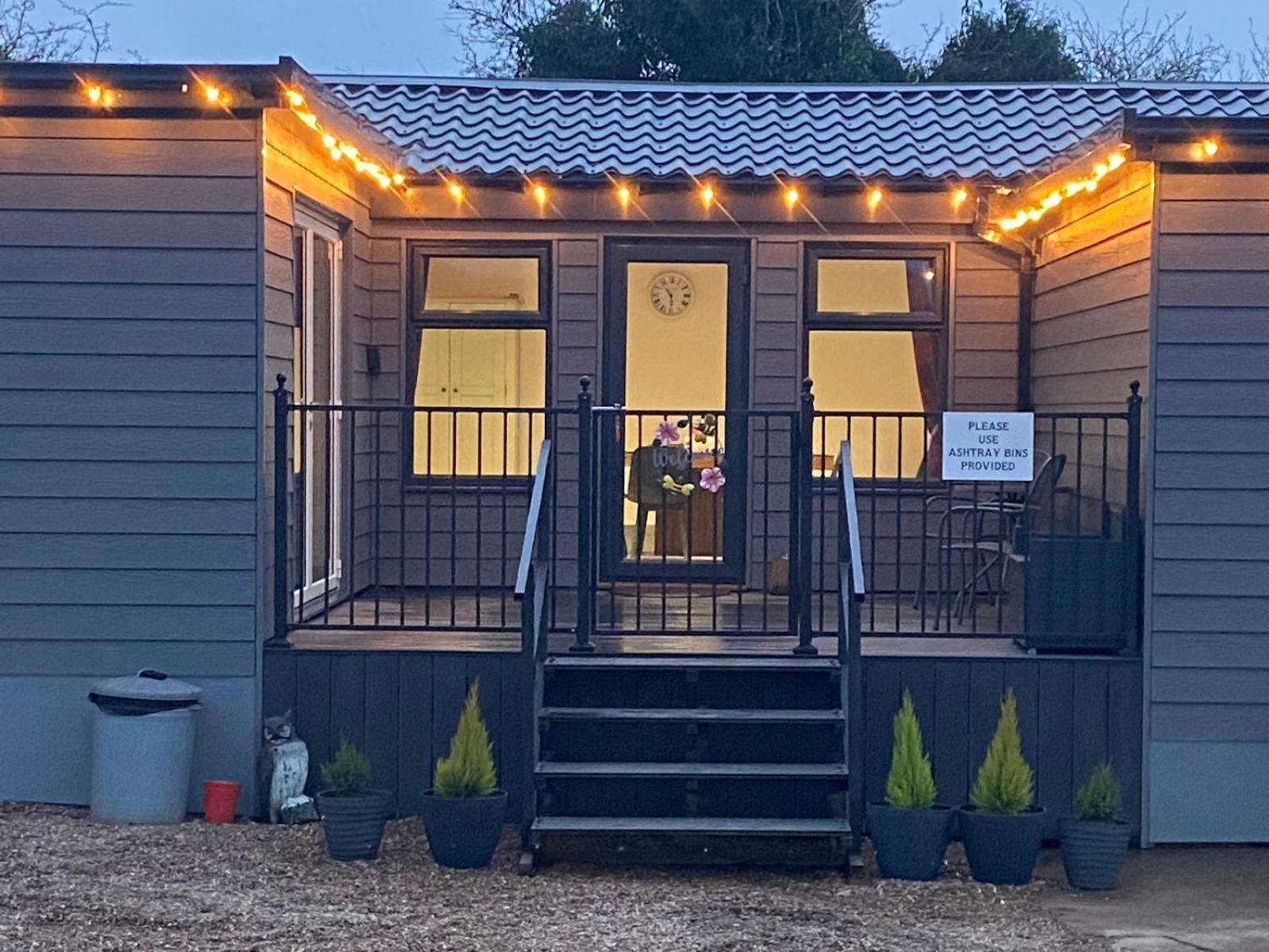 POPPY LUXURY LARGE LODGE Sleeps 9 and HOT TUB Hire for your Stay at Fairview Farm, Ravenshead, Nottingham Near Sherwood Forest, Dog Friendly, Farm Stay, Gr view 2