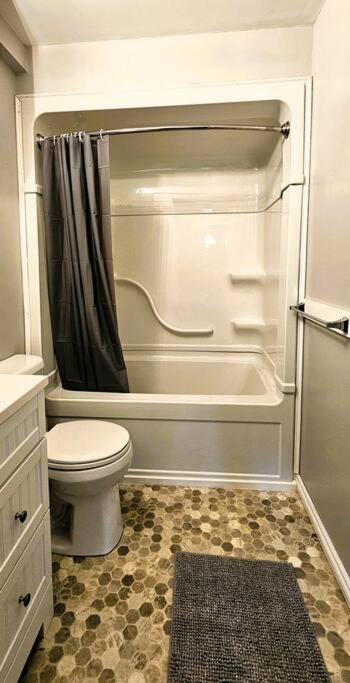 Thunder Bay Vacations - Central Thunder Bay Retreat - Property Image 7