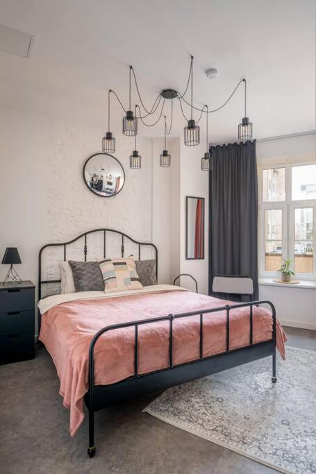 Bright studio apartment view 4