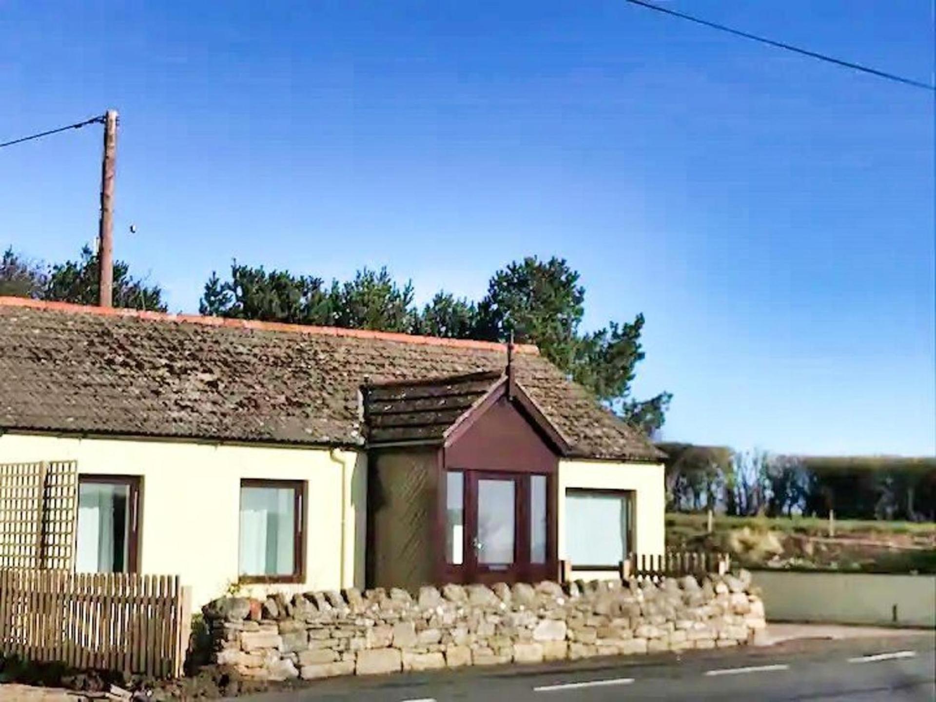 Bungalow - 4 Beds 2 Baths - Dog Friendly - Walks view 3