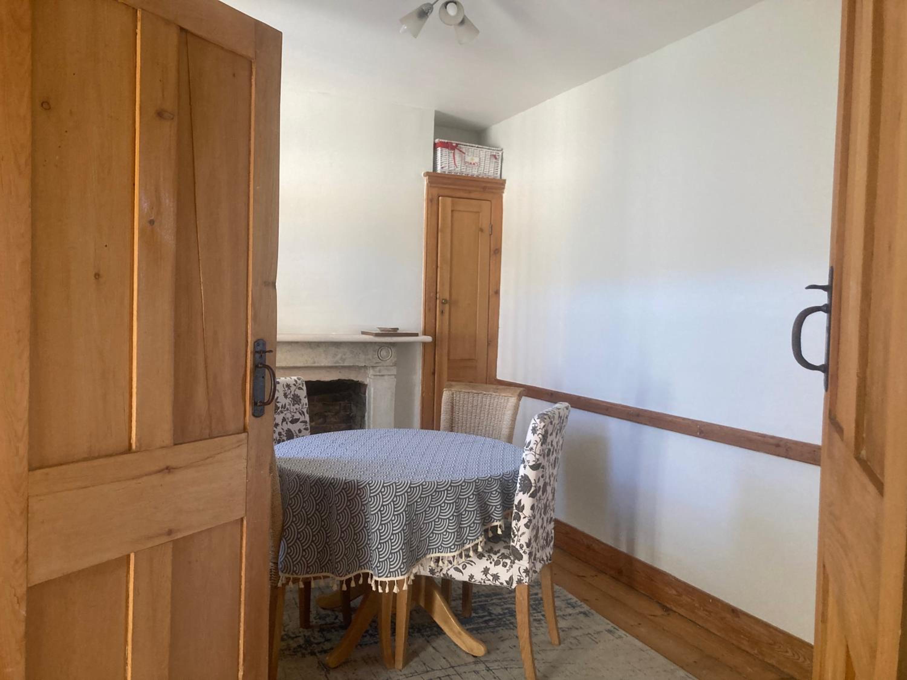 Cosy Coastguard Cottage right next to the sea