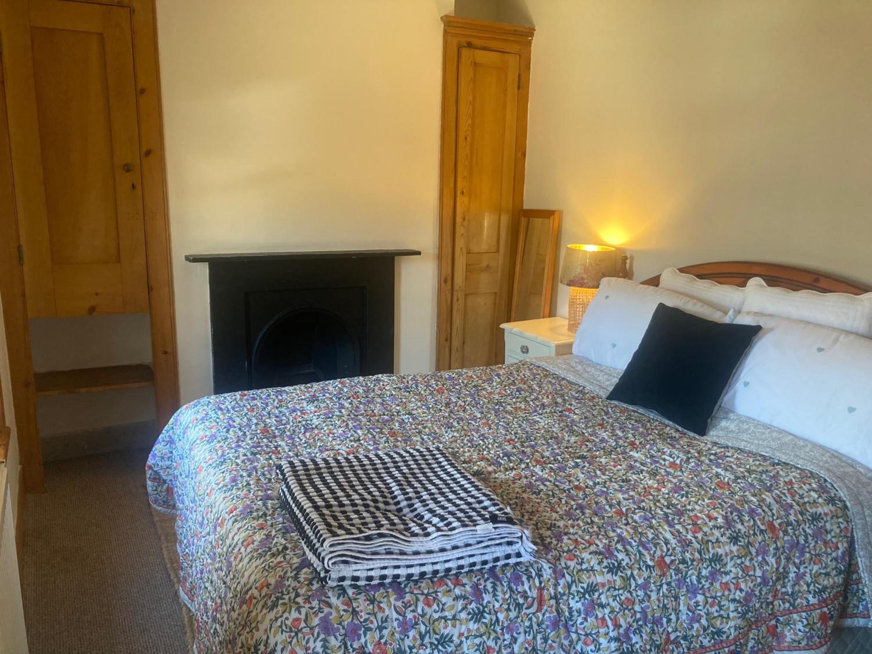 Cosy Coastguard Cottage right next to the sea
