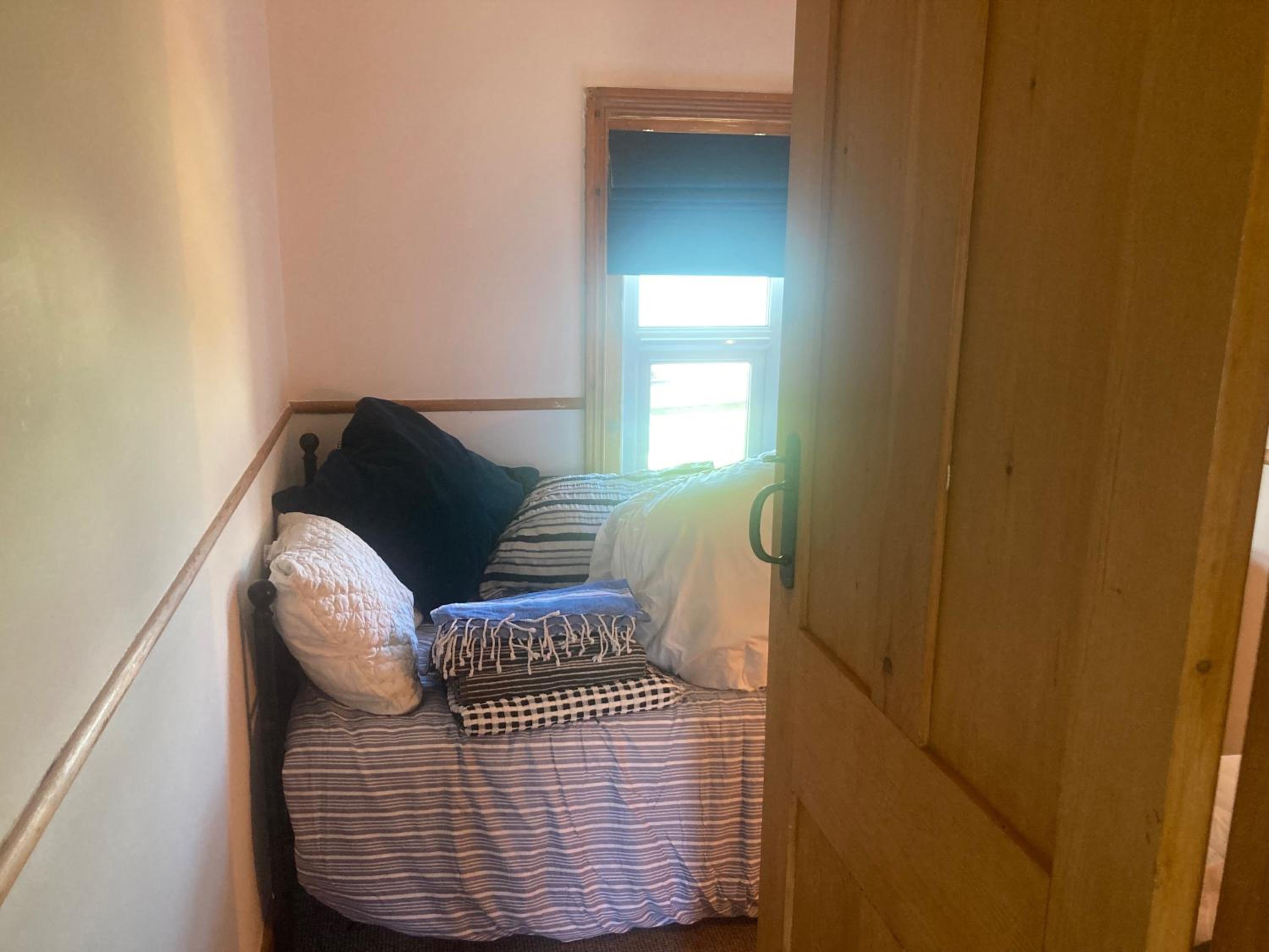 Cosy Coastguard Cottage right next to the sea