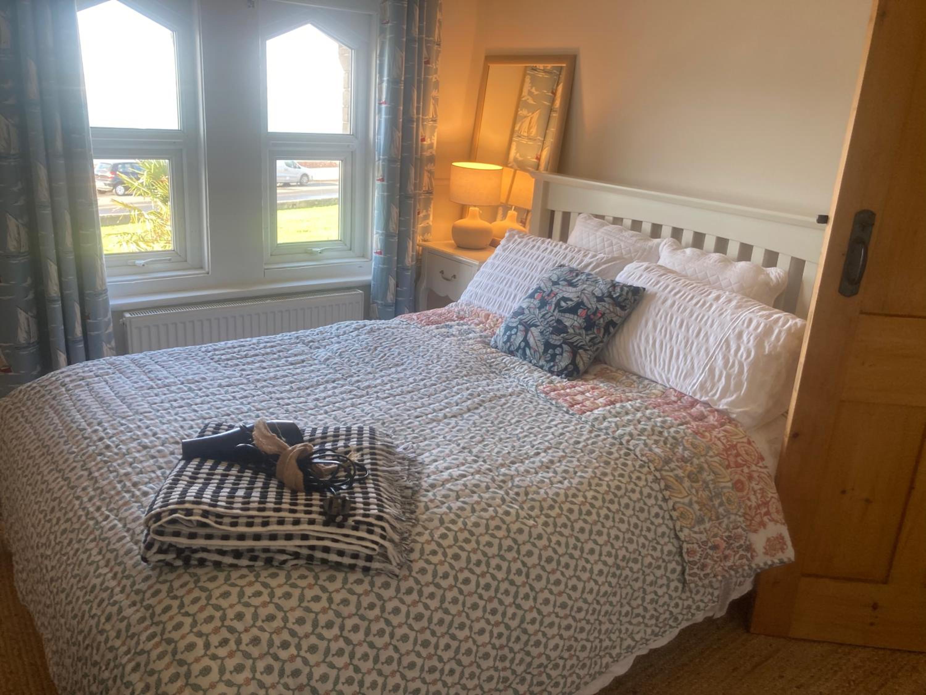 Cosy Coastguard Cottage right next to the sea