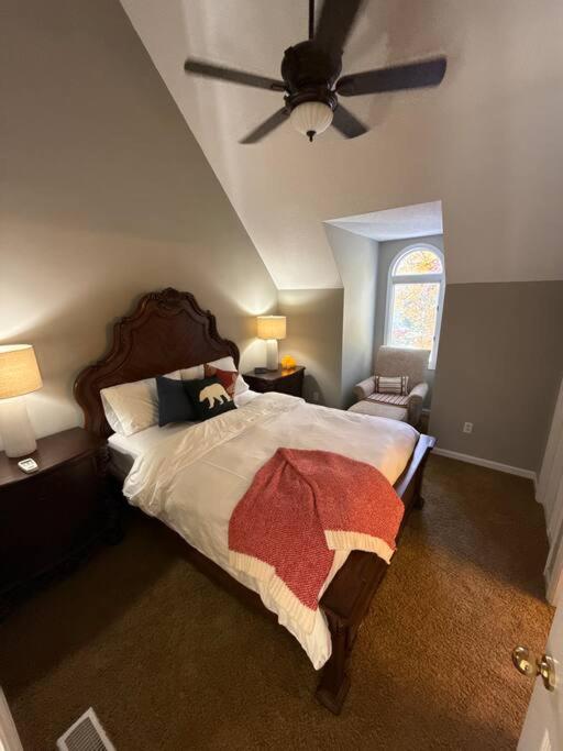 Forge Chalet- Cozy Stay with Bunks, Views and Hot Tub