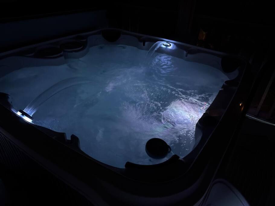 Forge Chalet- Cozy Stay with Bunks, Views and Hot Tub