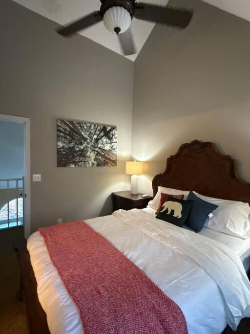 Forge Chalet- Cozy Stay with Bunks, Views and Hot Tub
