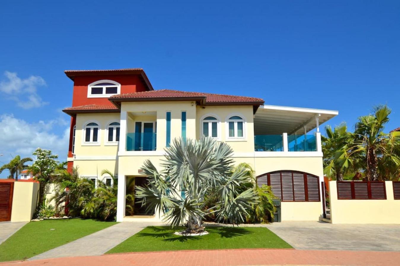 Private Villa and Apartment with Pool in Palm Beach