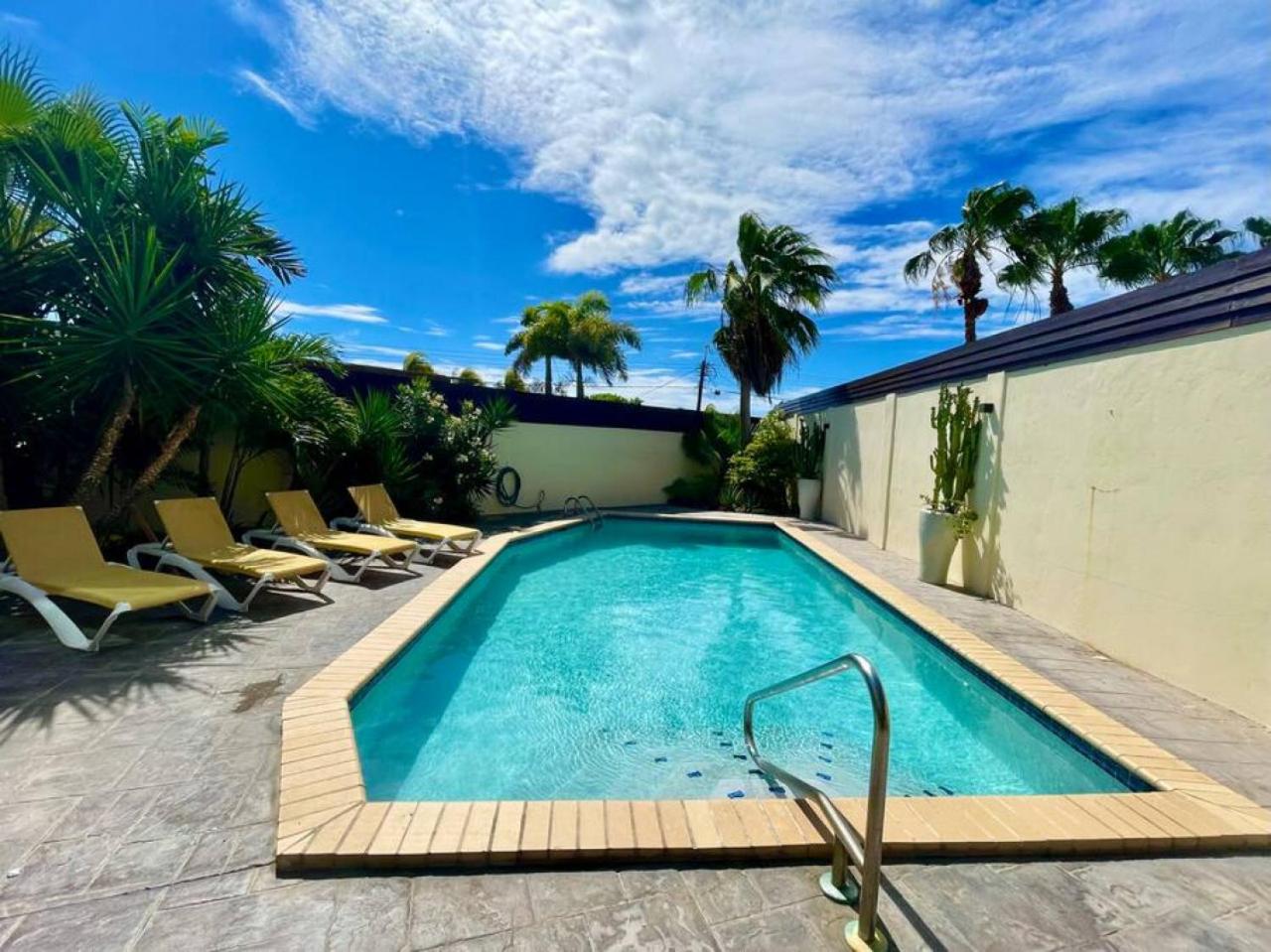 Private Villa and Apartment with Pool in Palm Beach