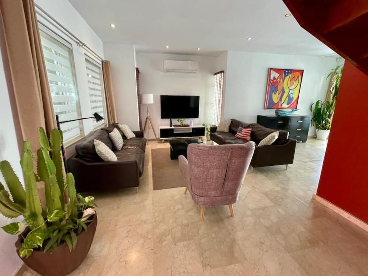 Private Villa and Apartment with Pool in Palm Beach
