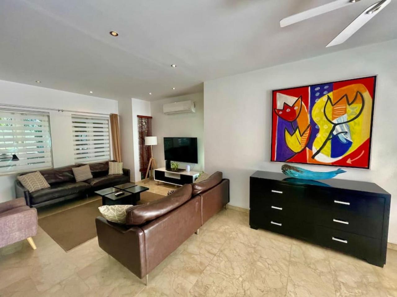 Private Villa and Apartment with Pool in Palm Beach
