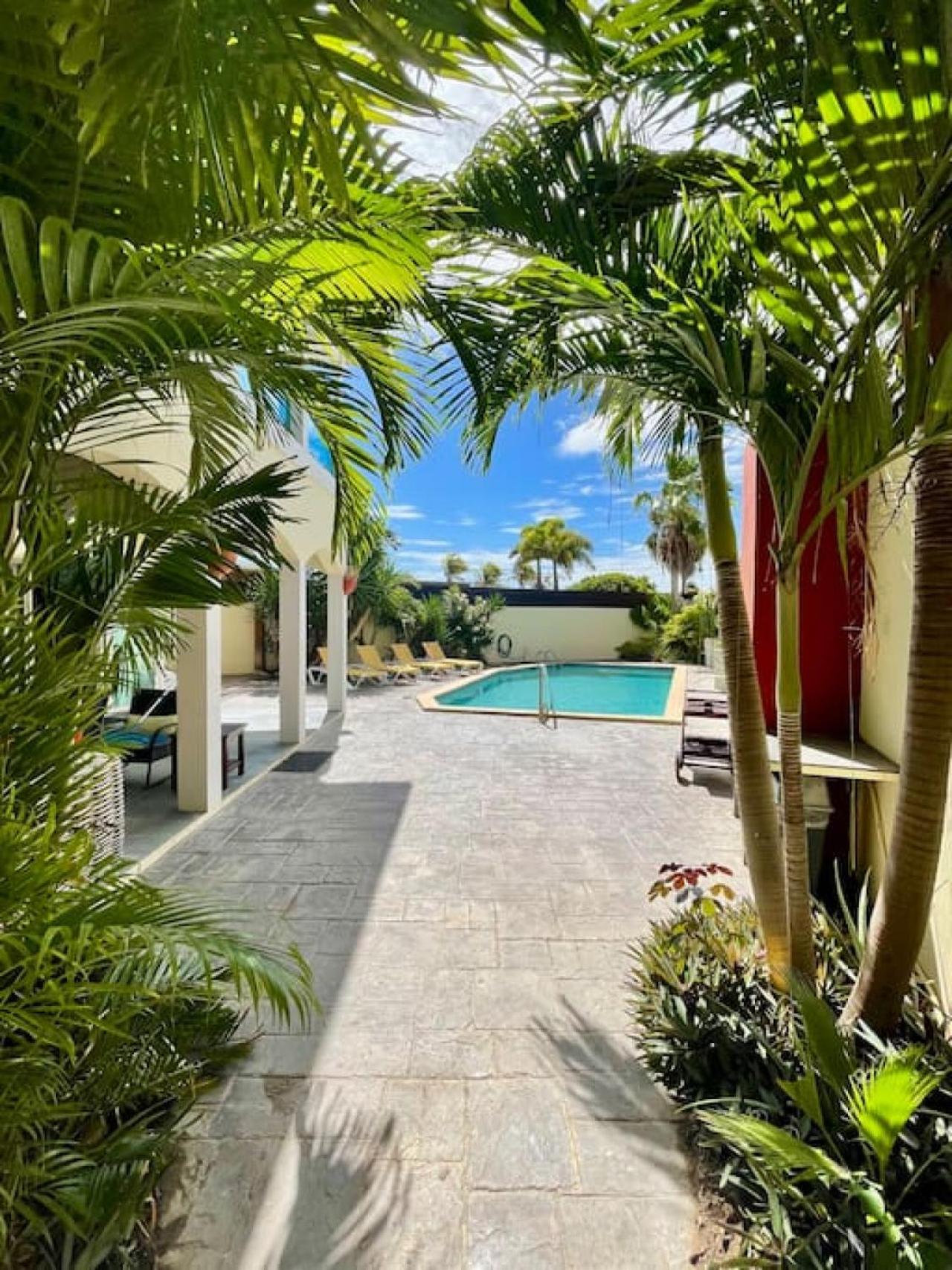 Private Villa and Apartment with Pool in Palm Beach