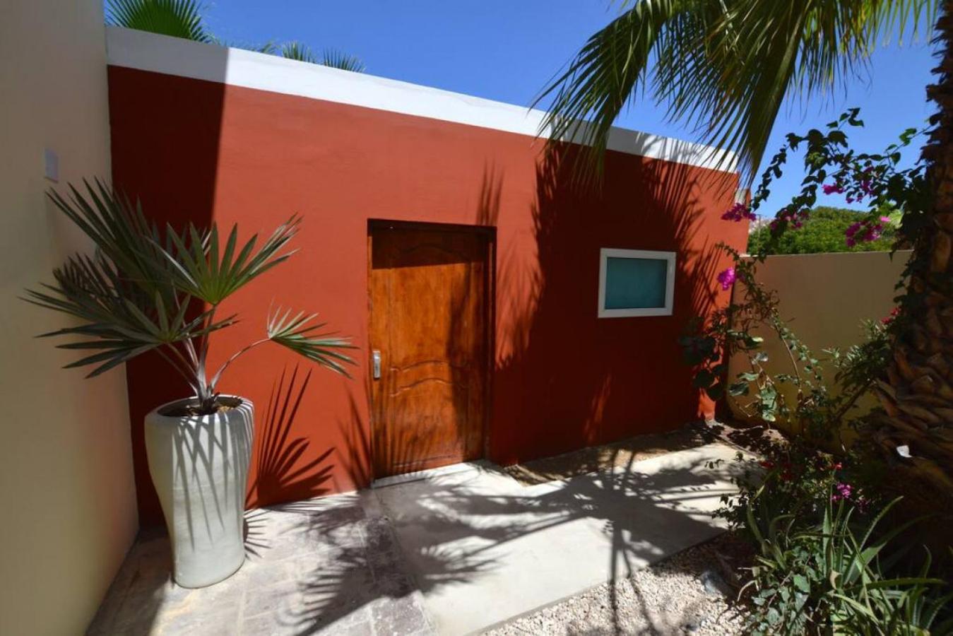 Private Villa and Apartment with Pool in Palm Beach