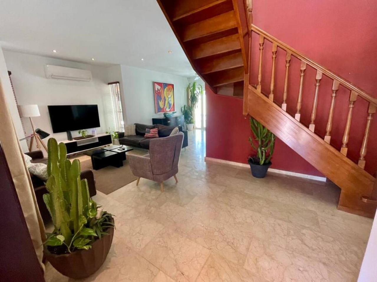 Private Villa and Apartment with Pool in Palm Beach