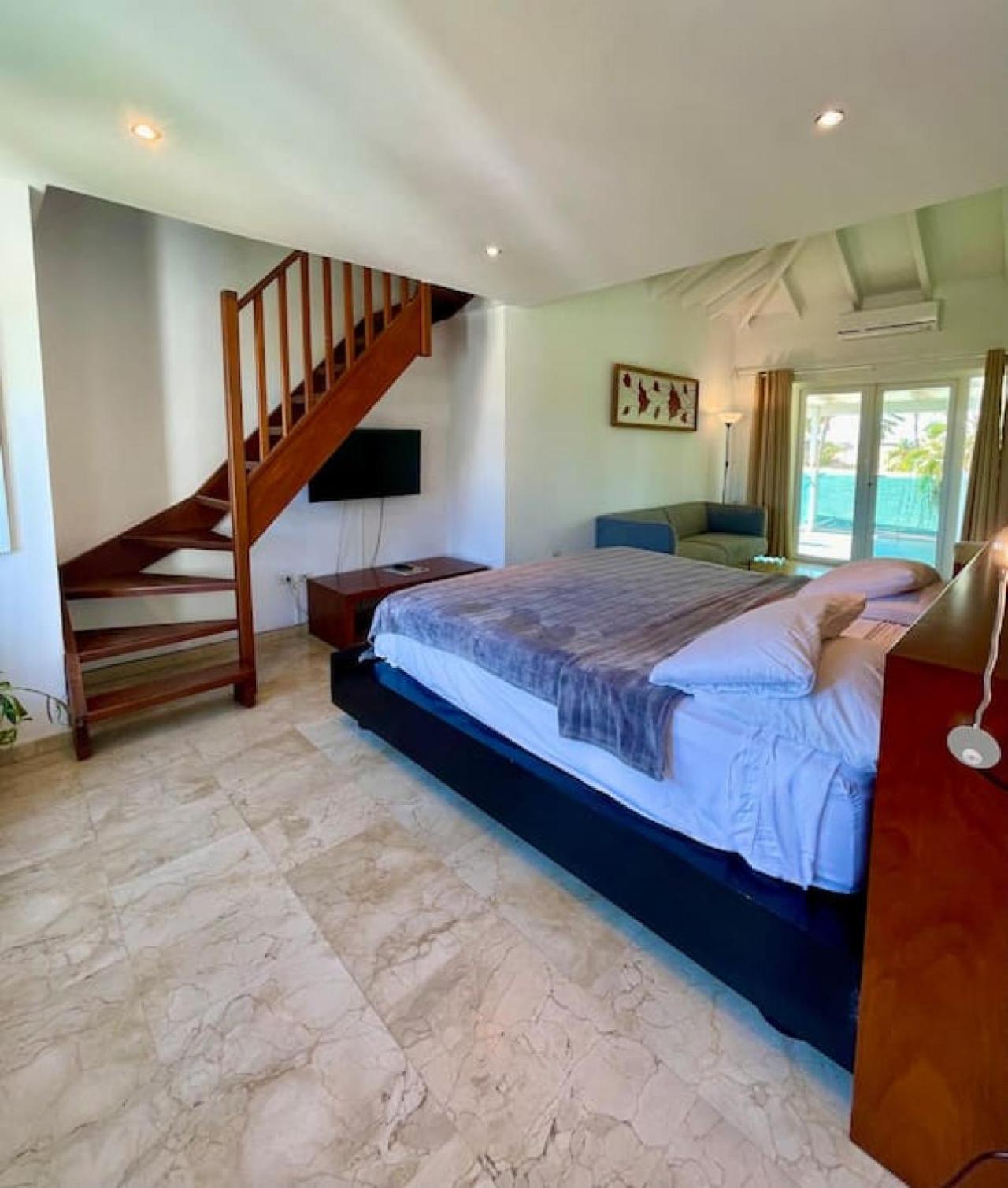 Private Villa and Apartment with Pool in Palm Beach