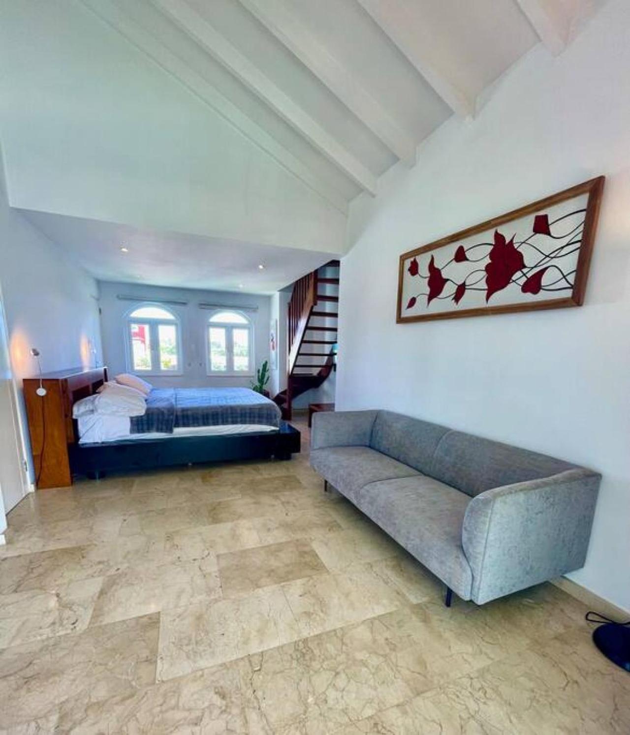 Private Villa and Apartment with Pool in Palm Beach
