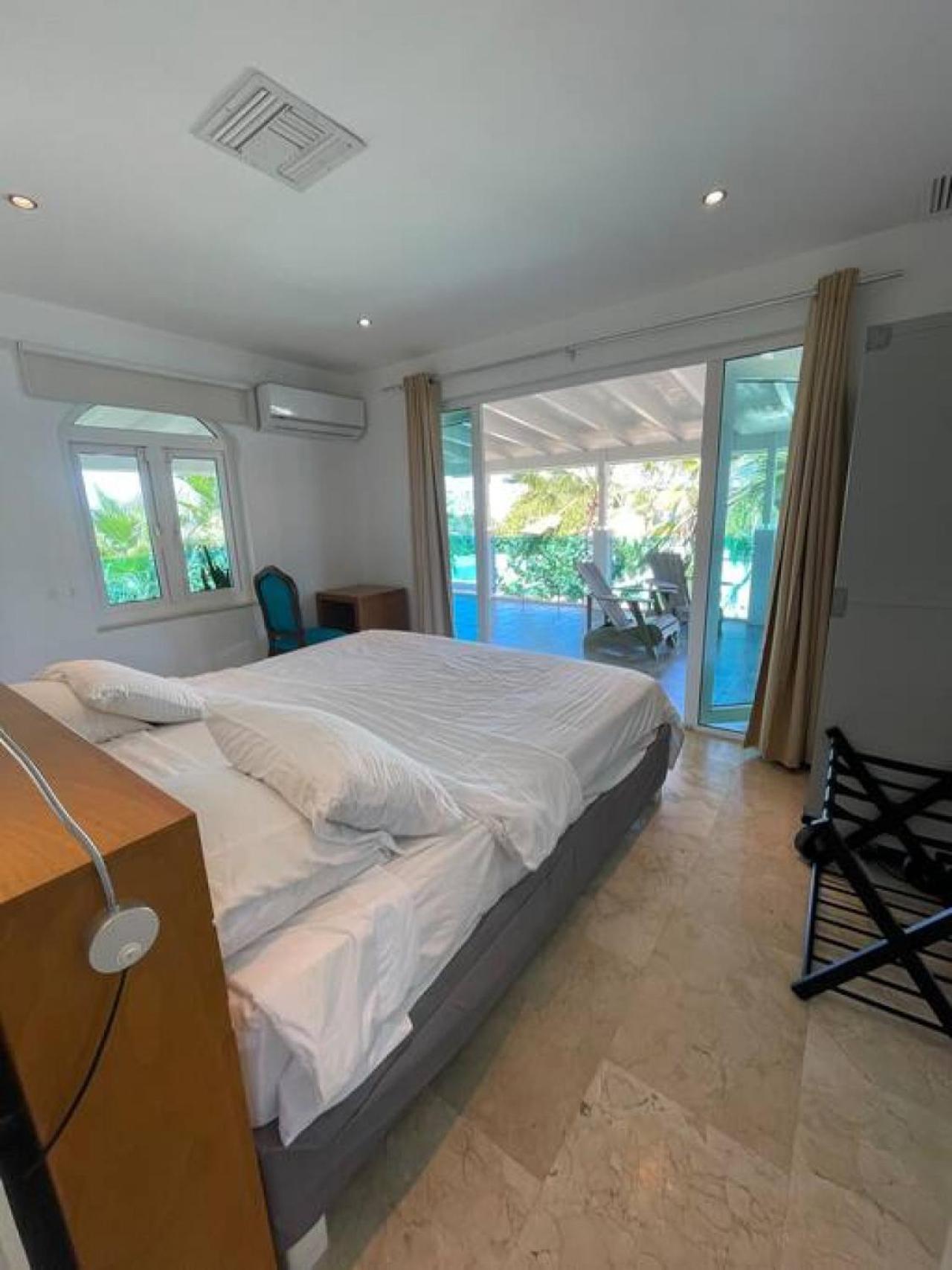 Private Villa and Apartment with Pool in Palm Beach