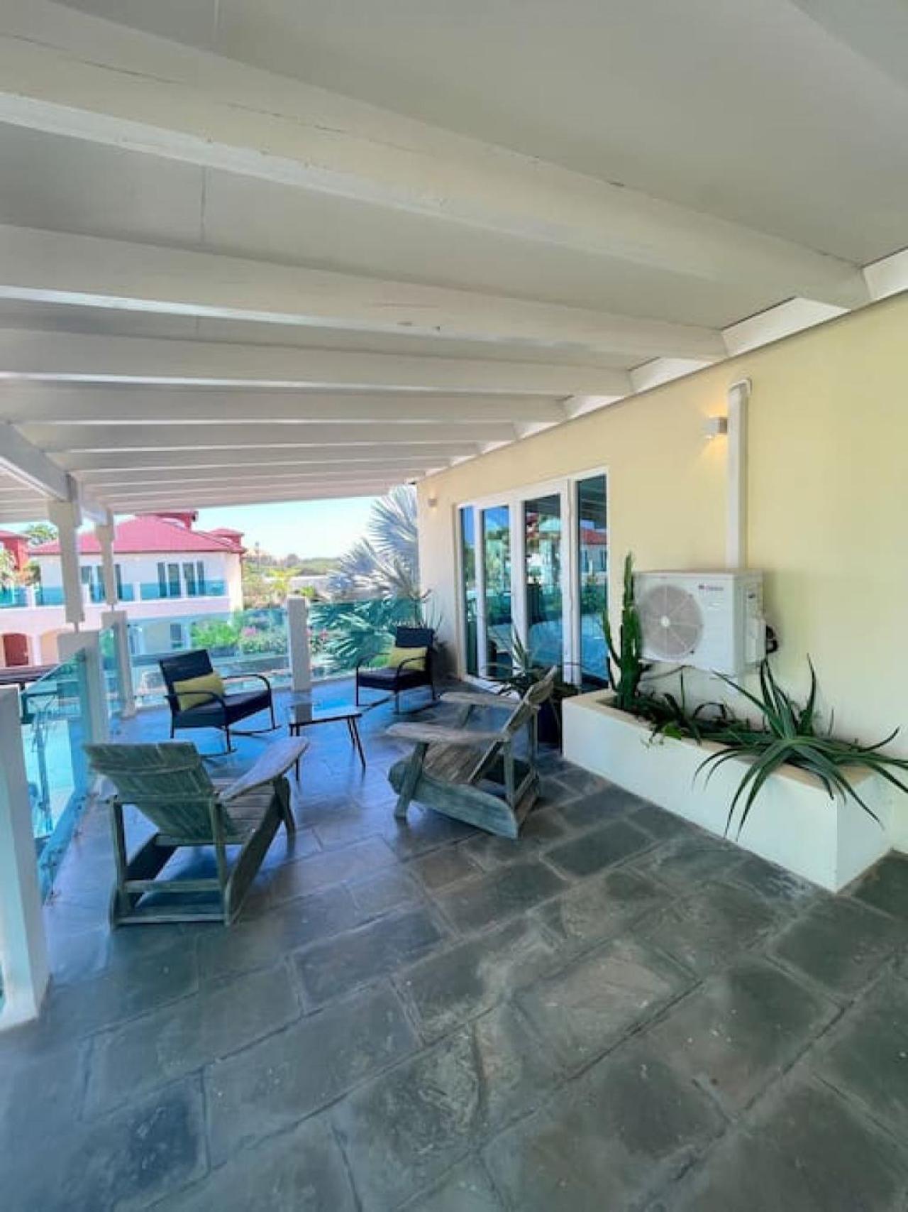 Private Villa and Apartment with Pool in Palm Beach
