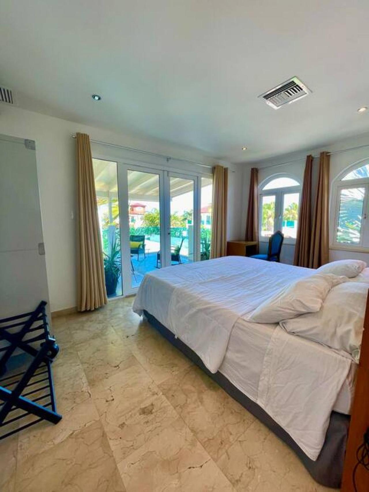 Private Villa and Apartment with Pool in Palm Beach