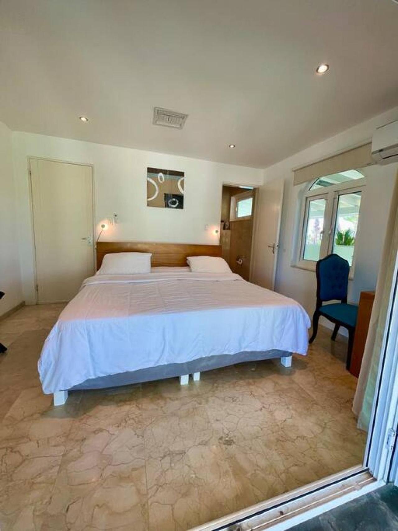 Private Villa and Apartment with Pool in Palm Beach