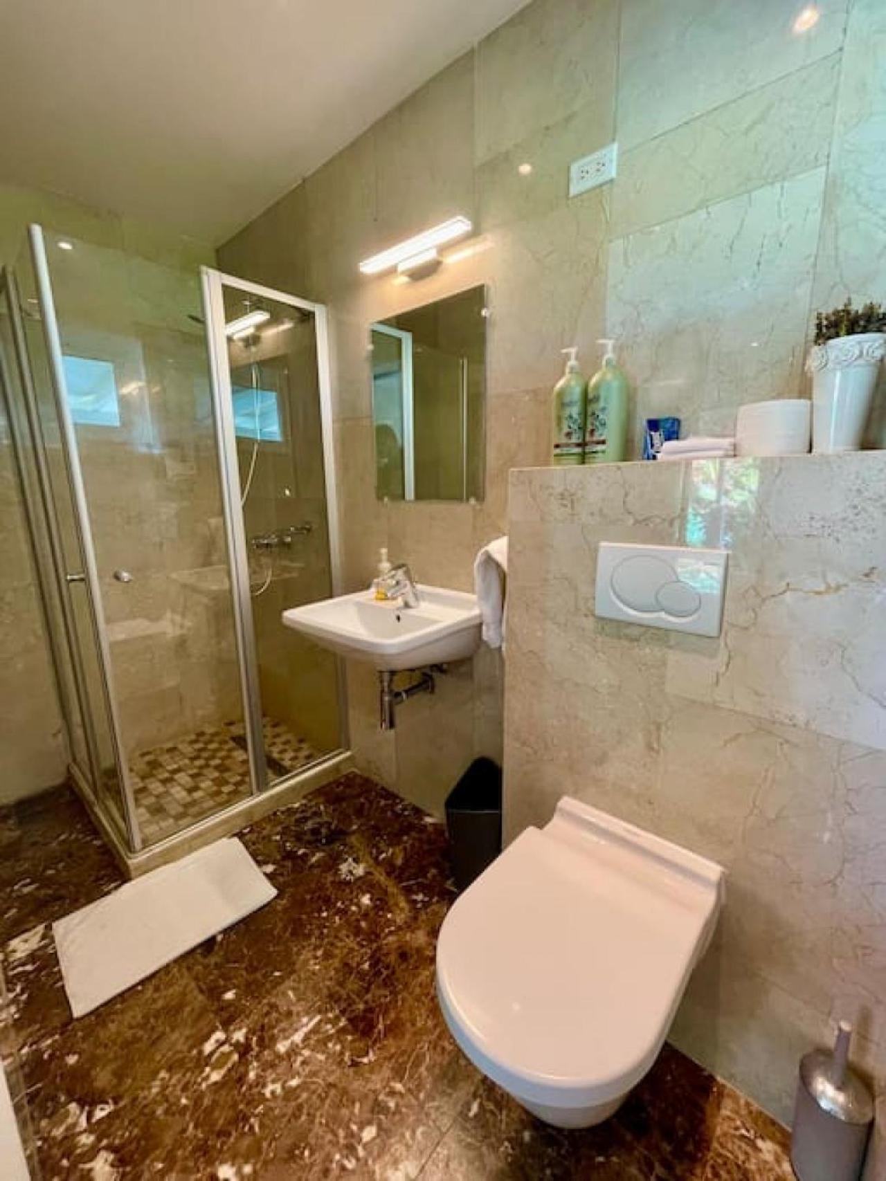 Private Villa and Apartment with Pool in Palm Beach