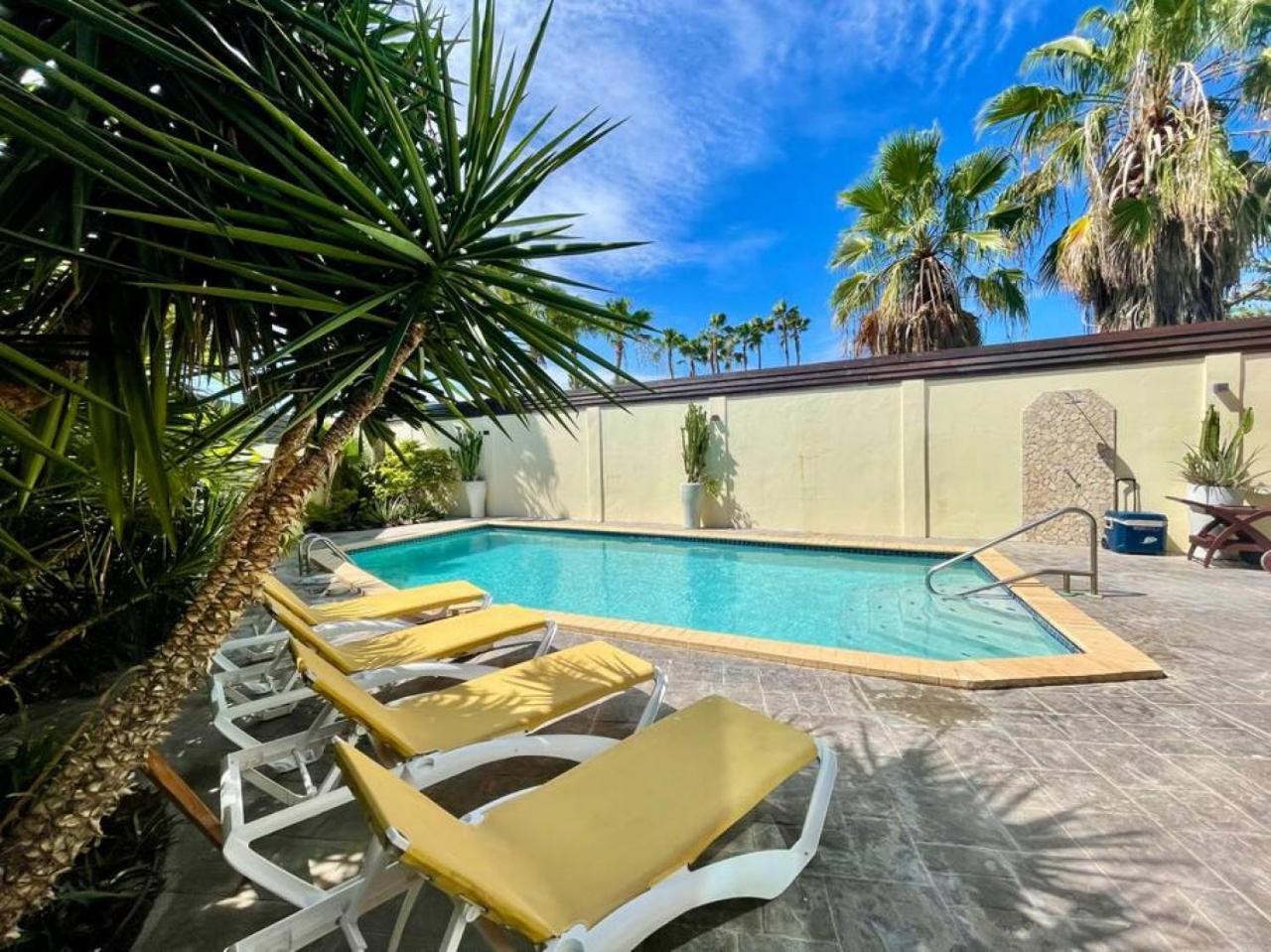 Private Villa and Apartment with Pool in Palm Beach