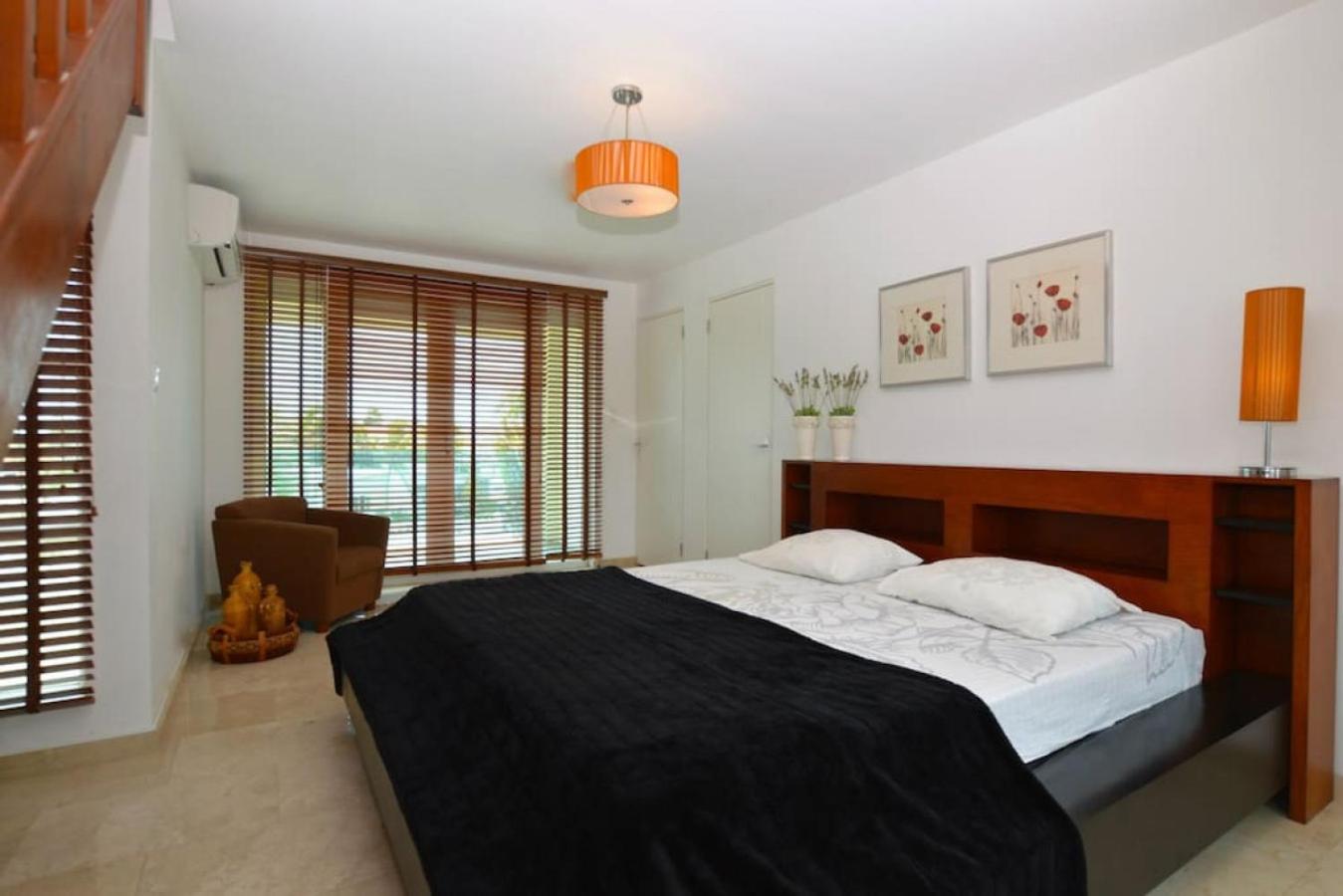 Private 7 BR Villa and Pool near Palm Beach