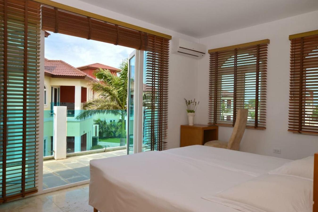 Private 7 BR Villa and Pool near Palm Beach