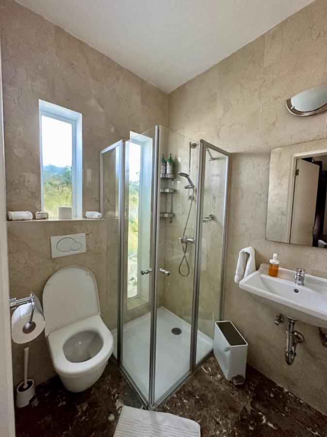 Private 7 BR Villa and Pool near Palm Beach
