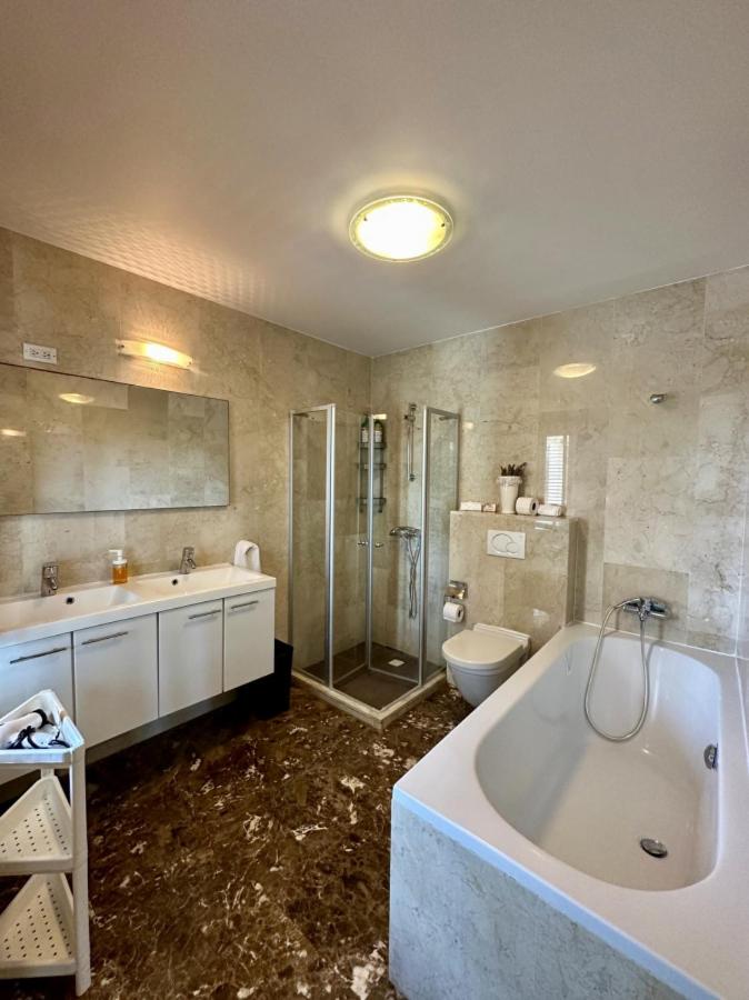 Private 7 BR Villa and Pool near Palm Beach